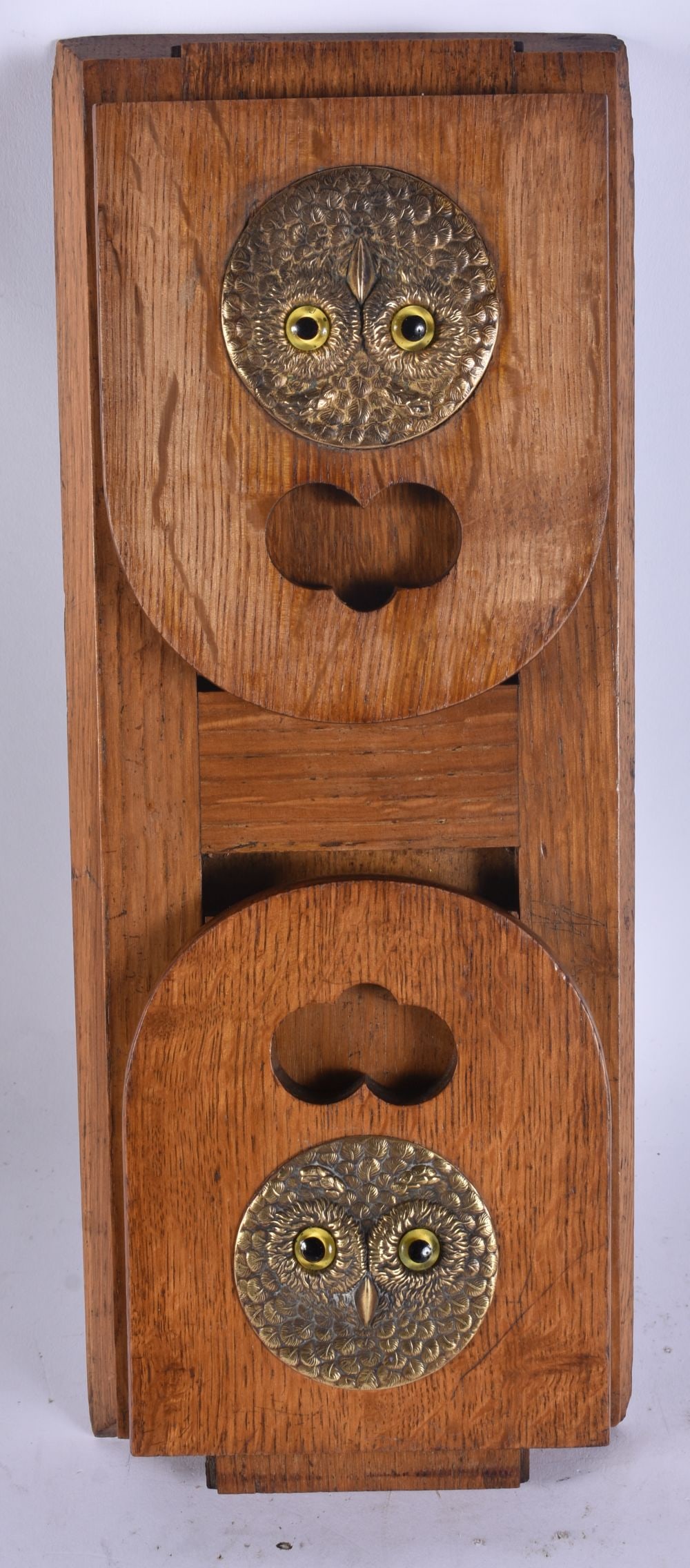 A CHARMING EARLY 20TH CENTURY OAK DOUBLE OWL BOOKEND. 52 cm long extended.: A CHARMING EARLY 20TH CENTURY OAK DOUBLE OWL BOOKEND. 52 cm long extended.
