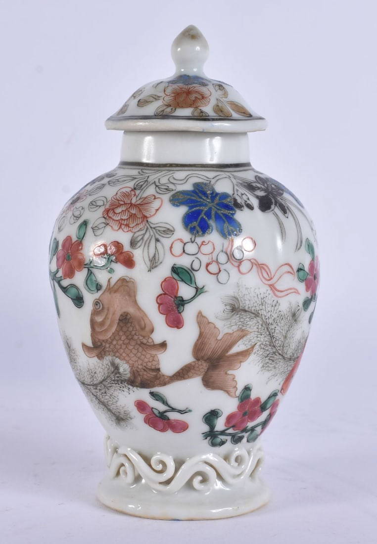 AN 18TH CENTURY CHINSE PORCELAIN TEA CANISTER AND COVER Qianlong. 13 cm high.