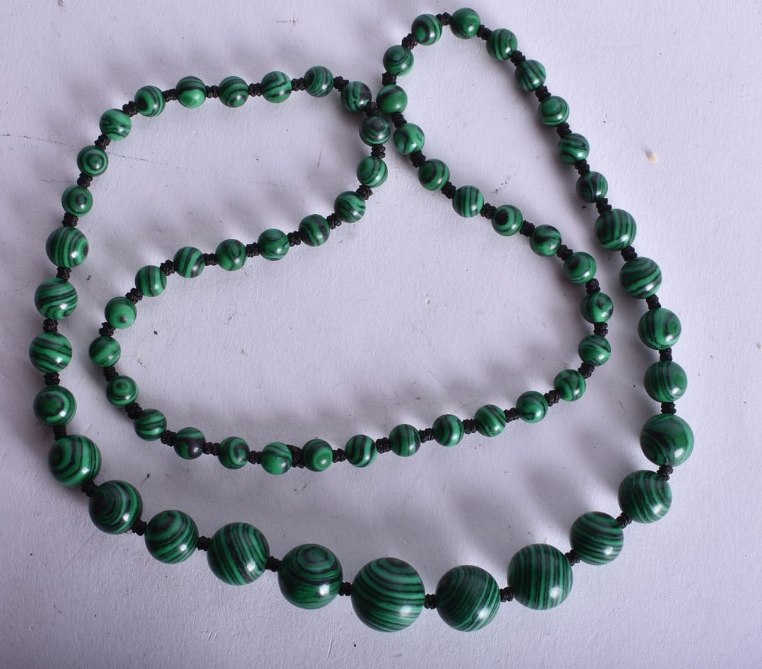 A MALACHITE NECKLACE. 37 grams. 65 cm long.: A MALACHITE NECKLACE. 37 grams. 65 cm long.