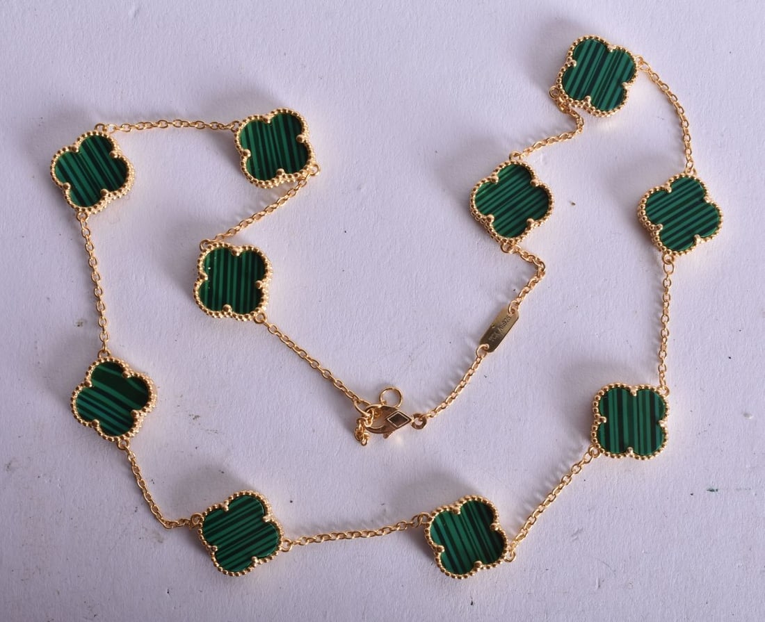 A Silver Gilt and Malachite Clover Leaf Necklace. Stamped 925. 46cm long, weight 14.2g: A Silver Gilt and Malachite Clover Leaf Necklace. Stamped 925. 46cm long, weight 14.2g