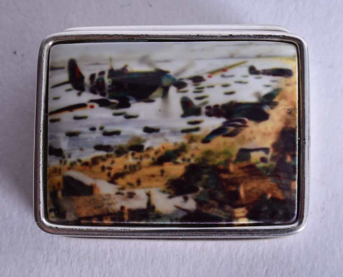 A Silver Pill Box with Spitfire Top. Stamped Sterling. 2.6cm x 3.2cm x 1.3cm, weight 20.9g: A Silver Pill Box with Spitfire Top. Stamped Sterling. 2.6cm x 3.2cm x 1.3cm, weight 20.9g