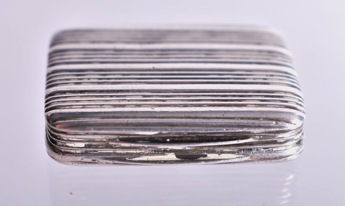 A Silver Vinegarette with Engine Turned Decoration. Hallmarked Birmingham. 0.8cm x2.3cm x 3.2cm, wei (1 of 4)