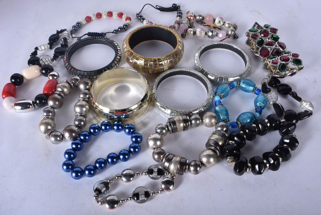 Costume Jewellery - A collection of Fashion Bangles (qty): Costume Jewellery - A collection of Fashion Bangles (qty)