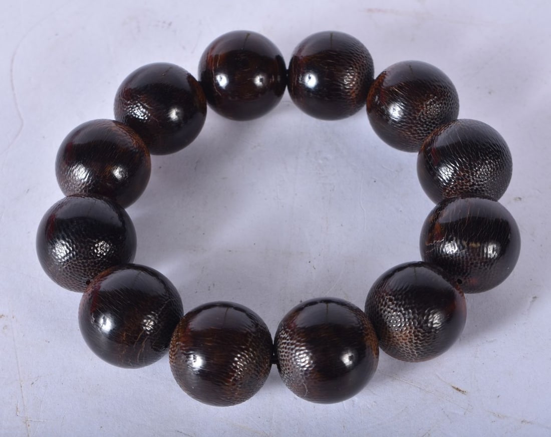 A Simulated Horn Bead Bracelet. Largest Bead 1.5cm, Internal diameter 22cm, weight 64g: A Simulated Horn Bead Bracelet. Largest Bead 1.5cm, Internal diameter 22cm, weight 64g