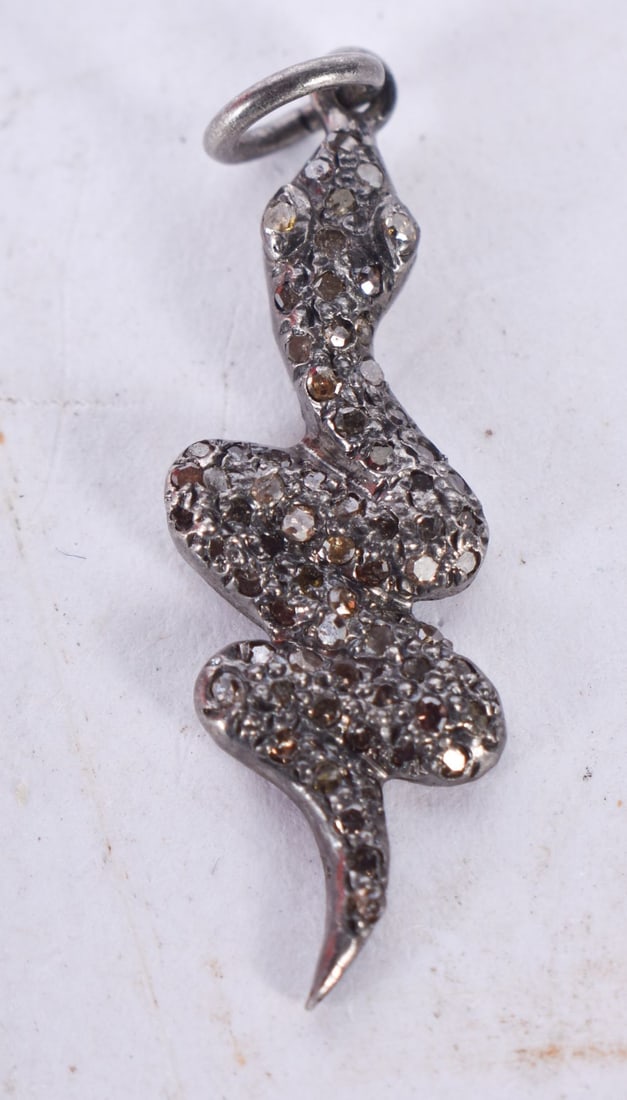 A Diamond Chip Snake Pendant. 2.7cm x 0.8cm, weight 1.3g: A Diamond Chip Snake Pendant. 2.7cm x 0.8cm, weight 1.3g