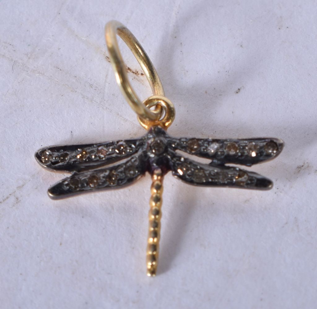 A Diamond Chip Dragonfly Pendant. 1.9cm x 1.1cm, weight 0.4g: A Diamond Chip Dragonfly Pendant. 1.9cm x 1.1cm, weight 0.4g