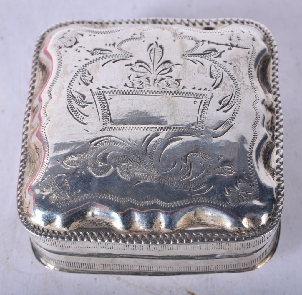 A Continental Silver Pill Box with Dutch Marks. 2.2cm x 4.8cm x 5.2cm, weight 26.9g: A Continental Silver Pill Box with Dutch Marks. 2.2cm x 4.8cm x 5.2cm, weight 26.9g