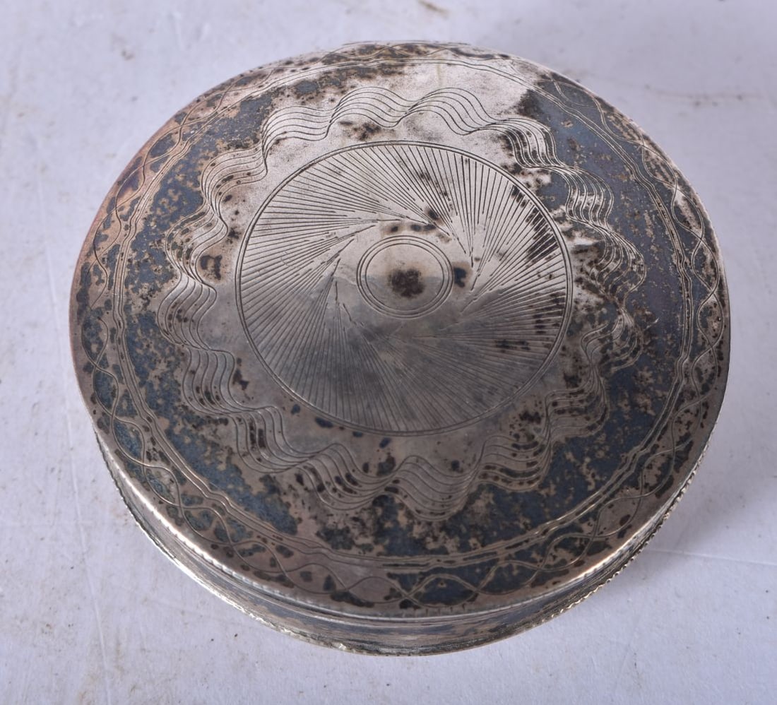 A Continental Silver Pill Box with Dutch Marks. 5cm x 1.9cm, weight 20.9g: A Continental Silver Pill Box with Dutch Marks. 5cm x 1.9cm, weight 20.9g