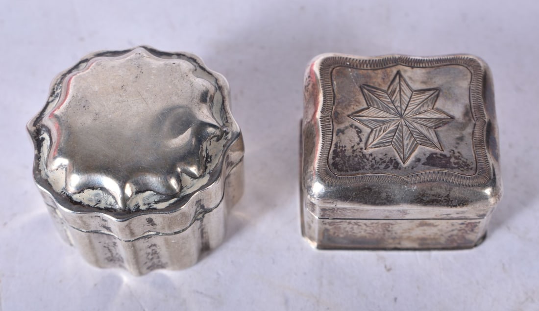 Two Continental Silver Pill Boxes. Rubbed Marks. Largest 2.7cm x 2.7cm x 1.7cm, total weight 27.1g: Two Continental Silver Pill Boxes. Rubbed Marks. Largest 2.7cm x 2.7cm x 1.7cm, total weight 27.1g