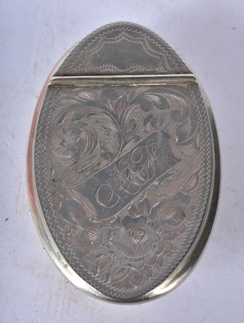 A Tobacco Box with Engraved Dis and Monogrammed Cartouche. 9.3cm x 5.9cm x 2.1cm, weight 78.4g: A Tobacco Box with Engraved Dis and Monogrammed Cartouche. 9.3cm x 5.9cm x 2.1cm, weight 78.4g