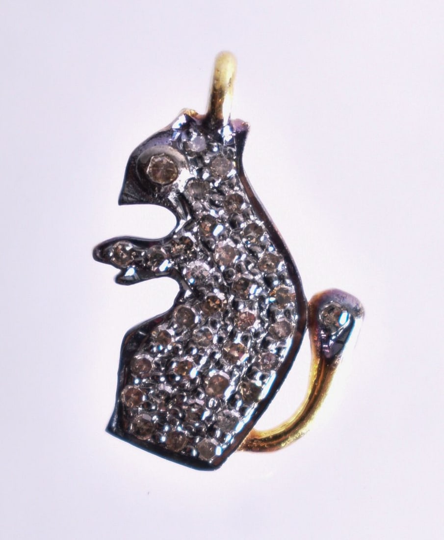 A Diamond Chip Squirrel Pendant. 1.6cm x 1.1cm, weight 0.9g: A Diamond Chip Squirrel Pendant. 1.6cm x 1.1cm, weight 0.9g