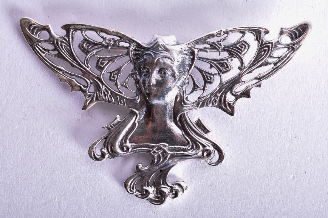 An Art Nouveau Style Silver Brooch. Stamped Sterling. 4.5cm x 7.4cm, weight 16.7g: An Art Nouveau Style Silver Brooch. Stamped Sterling. 4.5cm x 7.4cm, weight 16.7g