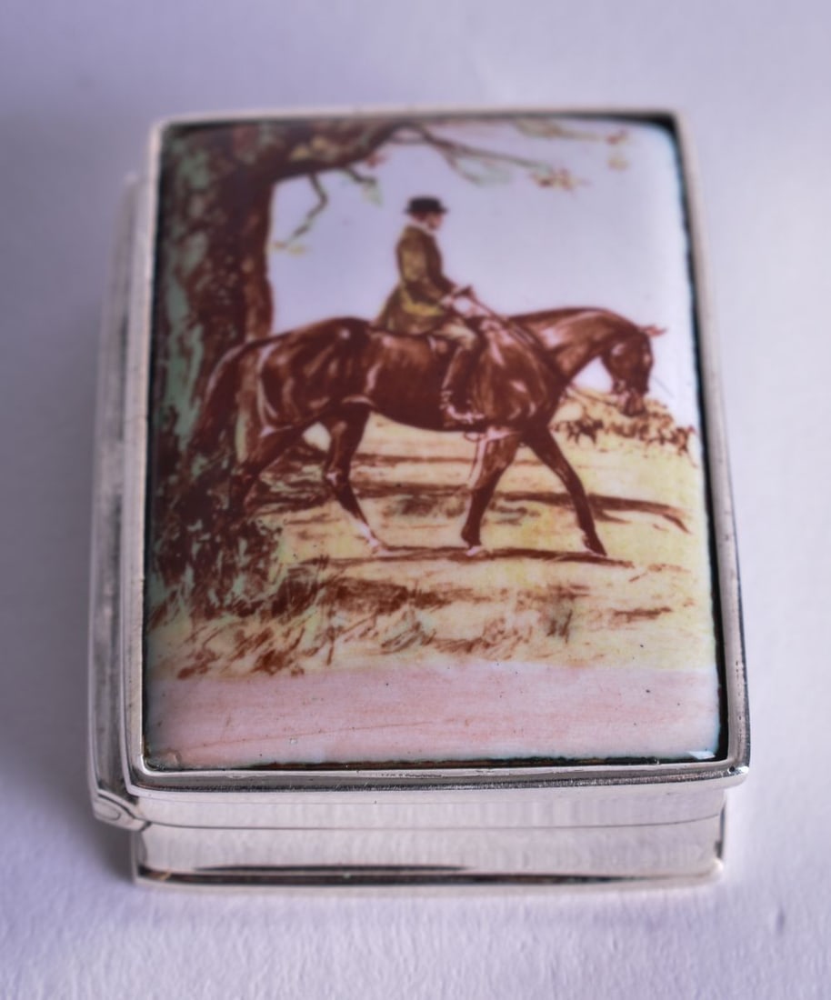 A Silver Pill Box with an Equestrian Themed Top. Stamped 925, 3.6cm x 2.8cm x 1.2cm, weight 25.4g: A Silver Pill Box with an Equestrian Themed Top. Stamped 925, 3.6cm x 2.8cm x 1.2cm, weight 25.4g
