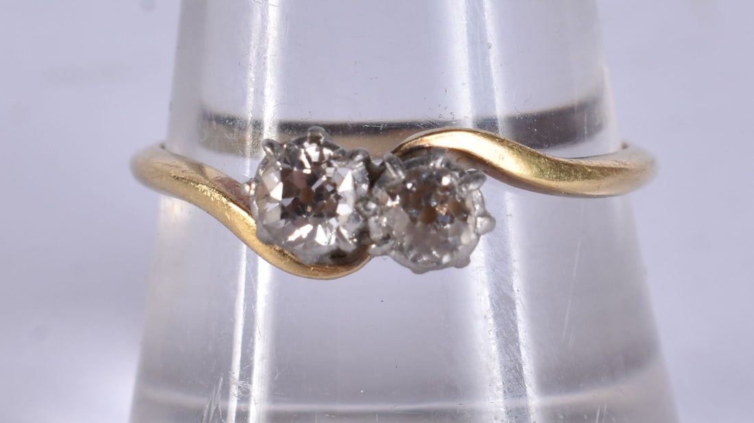 AN 18CT GOLD CROSS OVER DIAMOND RING. 2.4 grams. Q. (1 of 4)