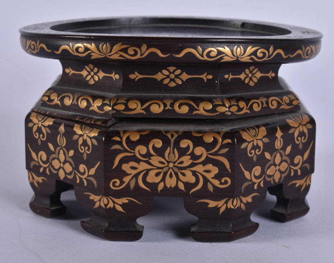 A 19TH CENTURY JAPANESE MEIJI PERIOD GOLD LACQUERED WOOD STAND decorated with flowers and vines. 9.5