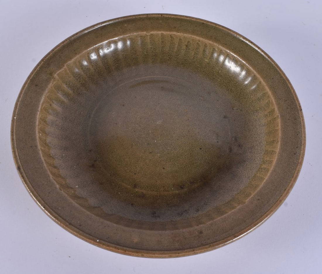 A 14TH / 15TH CENTURY NORTH THAI SUKHOTHAI CELADON DISH COPYING CHINESE LONGQUAN CELADON. 27cm diame