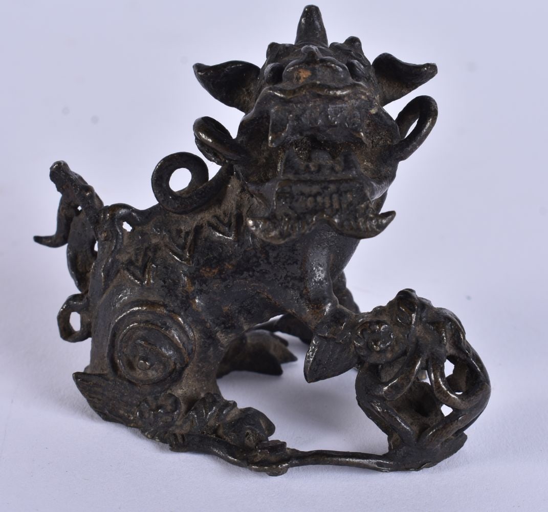A SMALL CHINESE BRONZE FO DOG, PROBABLY LATE MING DYNASTY. 6cm high (1 of 6)
