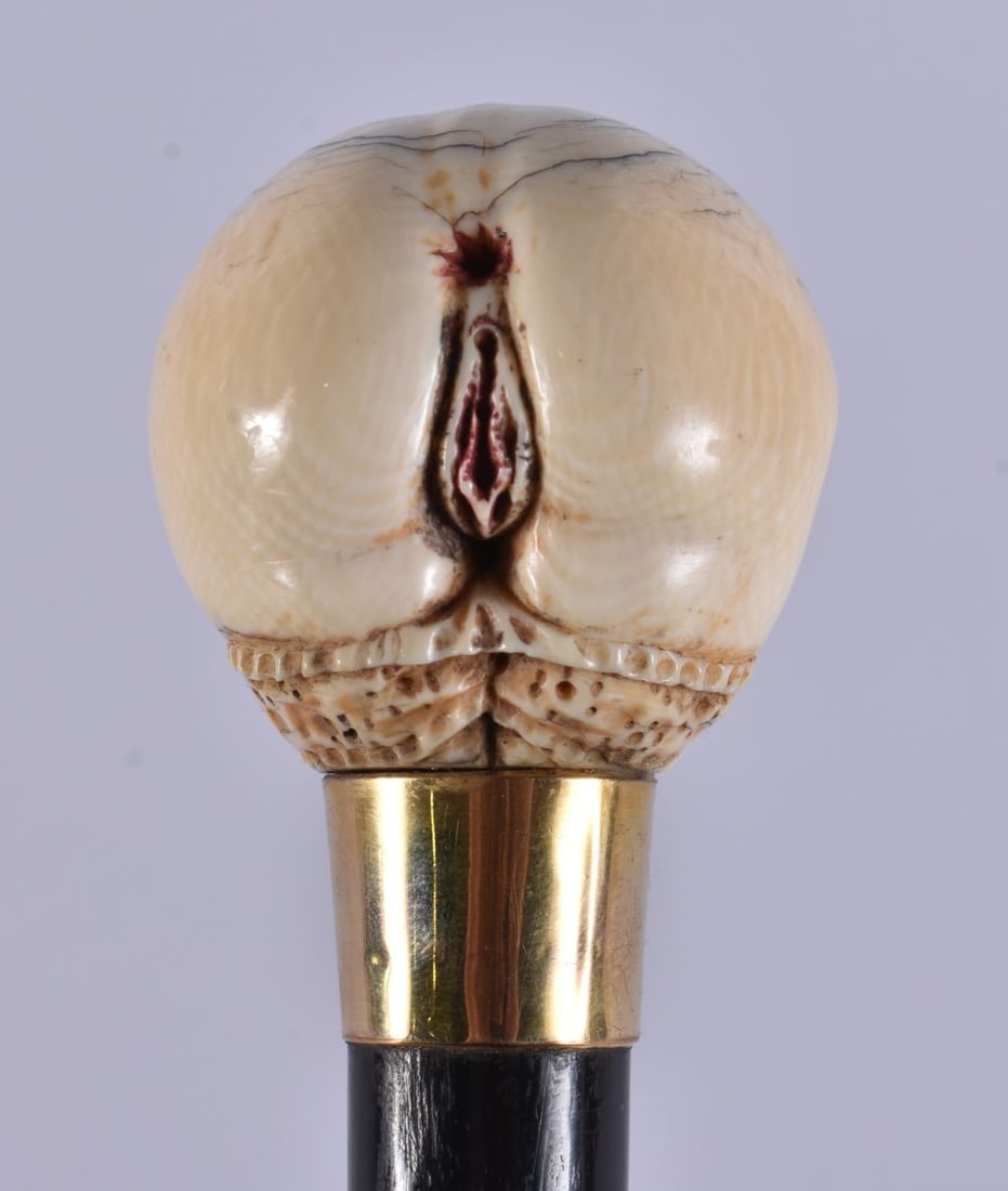 A RARE VICTORIAN EROTIC CARVED BUTTOCKS WALKING STICK. 88 cm long.: A RARE VICTORIAN EROTIC CARVED BUTTOCKS WALKING STICK. 88 cm long.