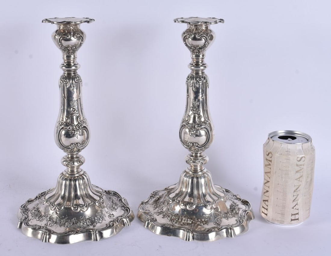 A FINE PAIR OF STERLING SILVER ROCOCO CANDLESTICKS. 2300 grams. 27 cm high.: A FINE PAIR OF STERLING SILVER ROCOCO CANDLESTICKS. 2300 grams. 27 cm high.
