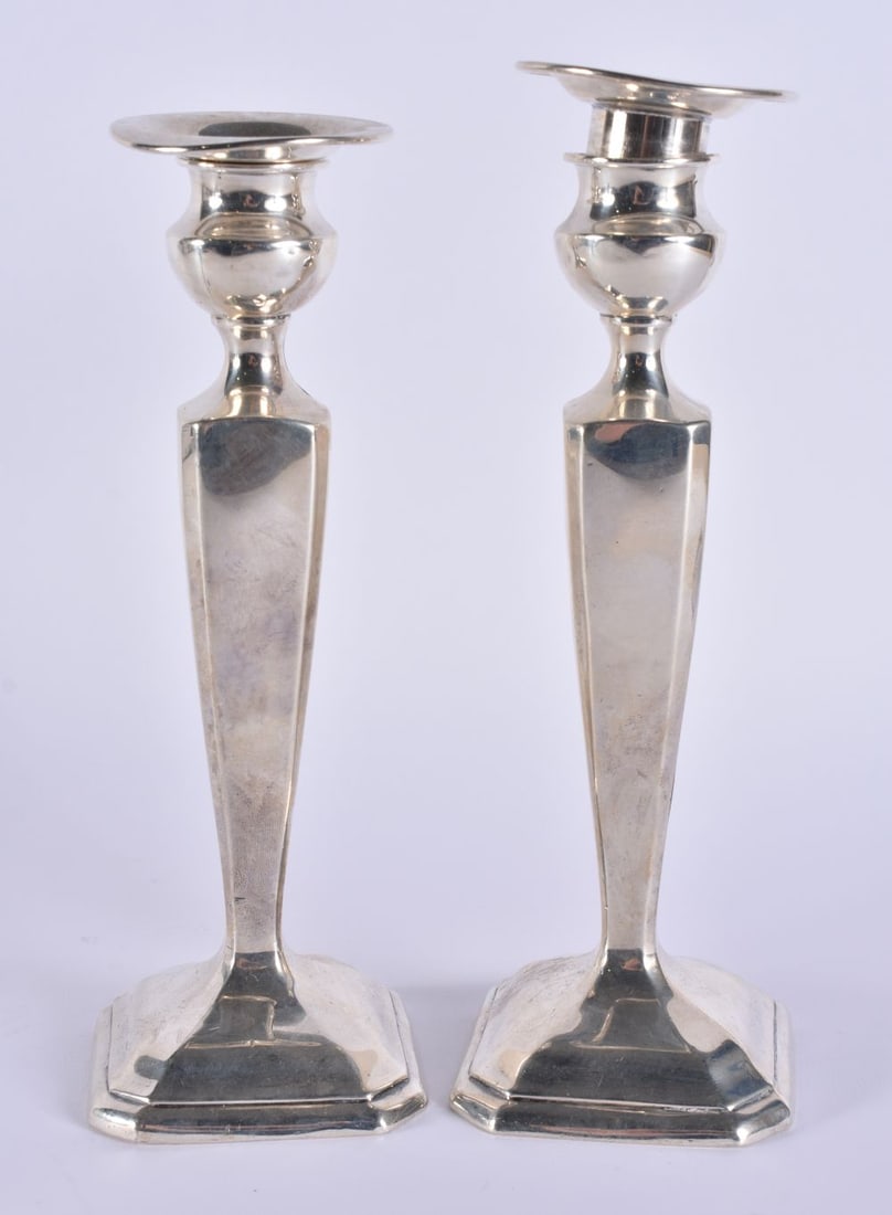 A PAIR OF SILVER CANDLESTICKS. 643 grams overall. 22 cm high.: A PAIR OF SILVER CANDLESTICKS. 643 grams overall. 22 cm high.