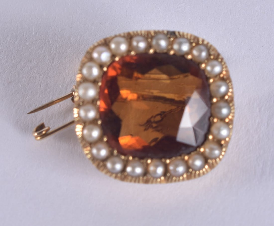 AN ANTIQUE YELLOW METAL PEARL BROOCH. 3.6 grams. 1.75 cm x 1.5 cm. (1 of 2)