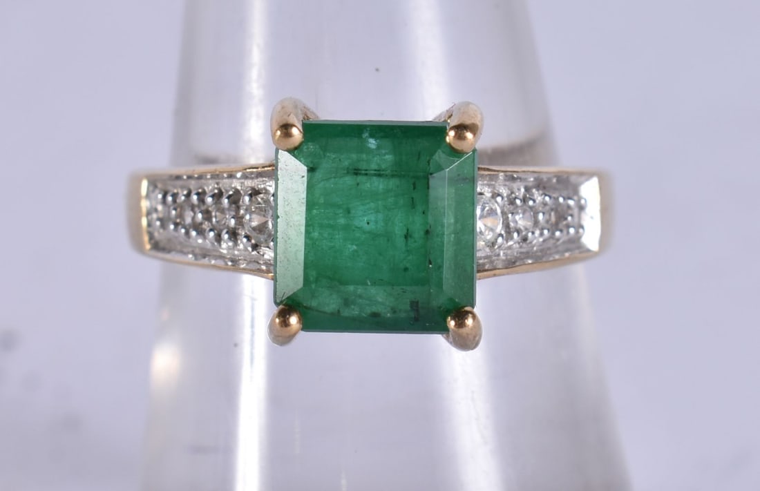 A 14CT GOLD AND EMERALD RING. O. 4.3 grams. (1 of 4)