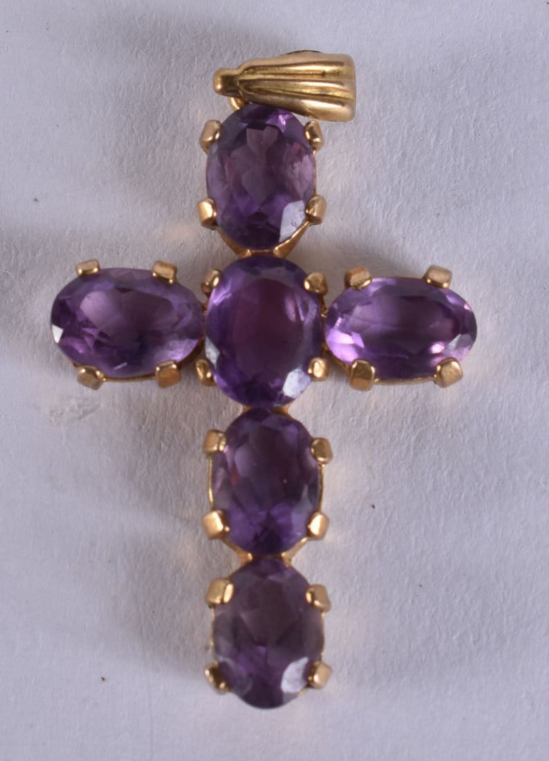 A 9CT GOLD AMETHYST CROSS PENDANT. 2.8 grams. 3.5 cm x 2.5 cm. (1 of 2)