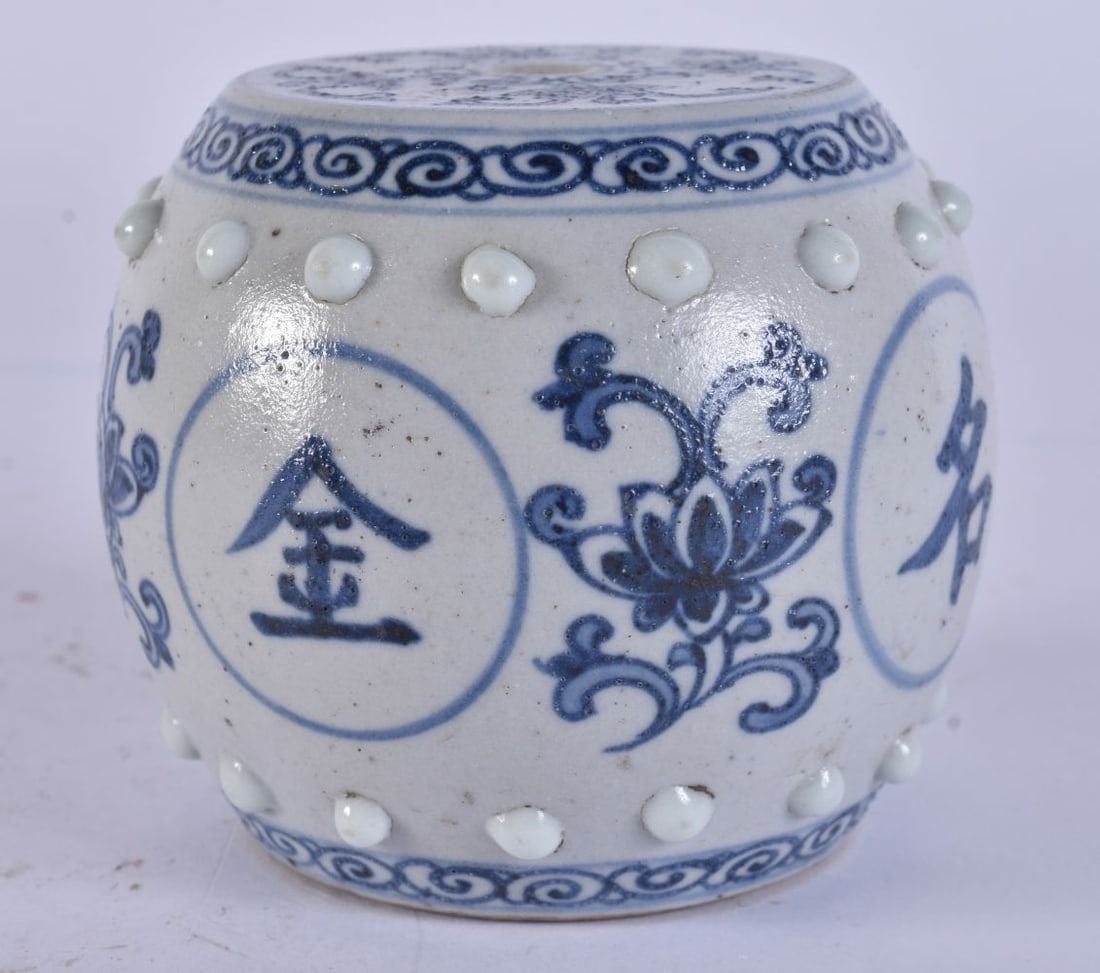 A CHINESE QING DYNASTY BLUE AND WHITE PORCELAIN ISLAMIC MARKET DRUM STAND. 7.5 cm x 7.5 cm.: A CHINESE QING DYNASTY BLUE AND WHITE PORCELAIN ISLAMIC MARKET DRUM STAND. 7.5 cm x 7.5 cm.