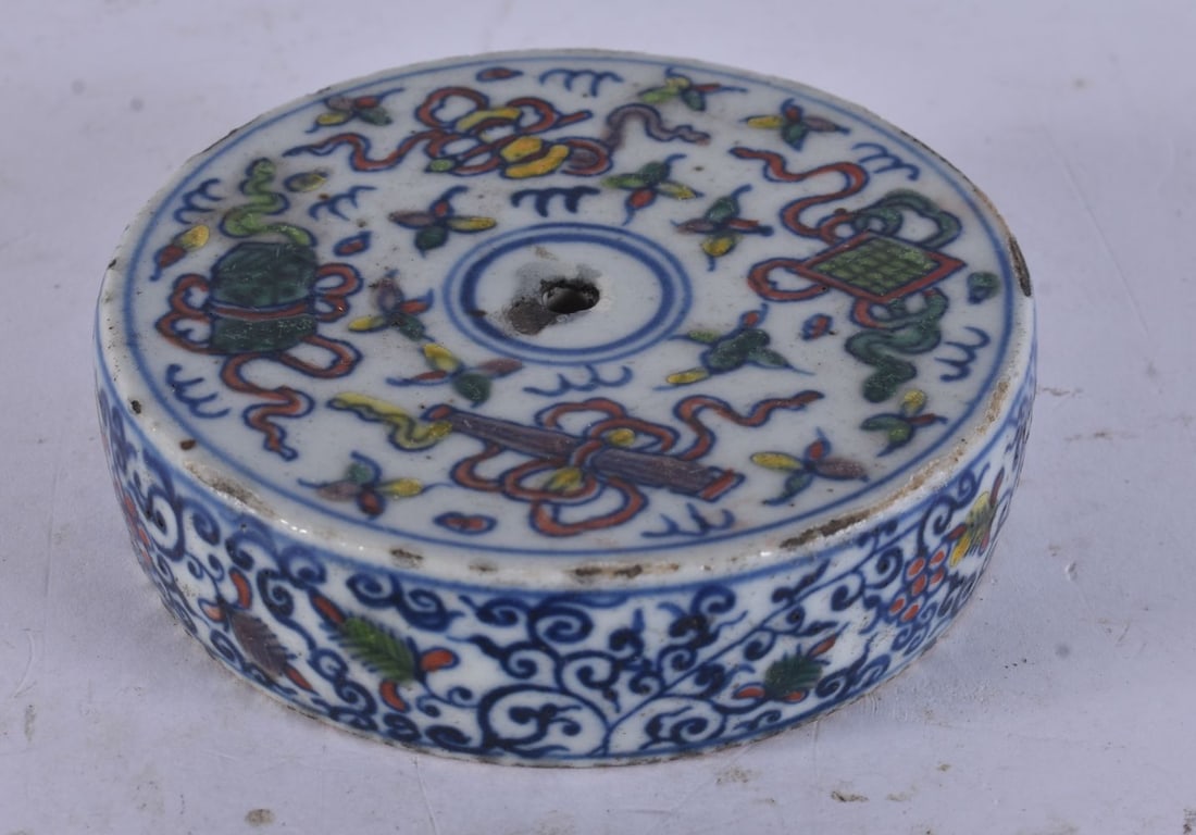 A CHINESE DOUCAI PORCELAIN INK STAND. 7.25 cm wide. (1 of 4)
