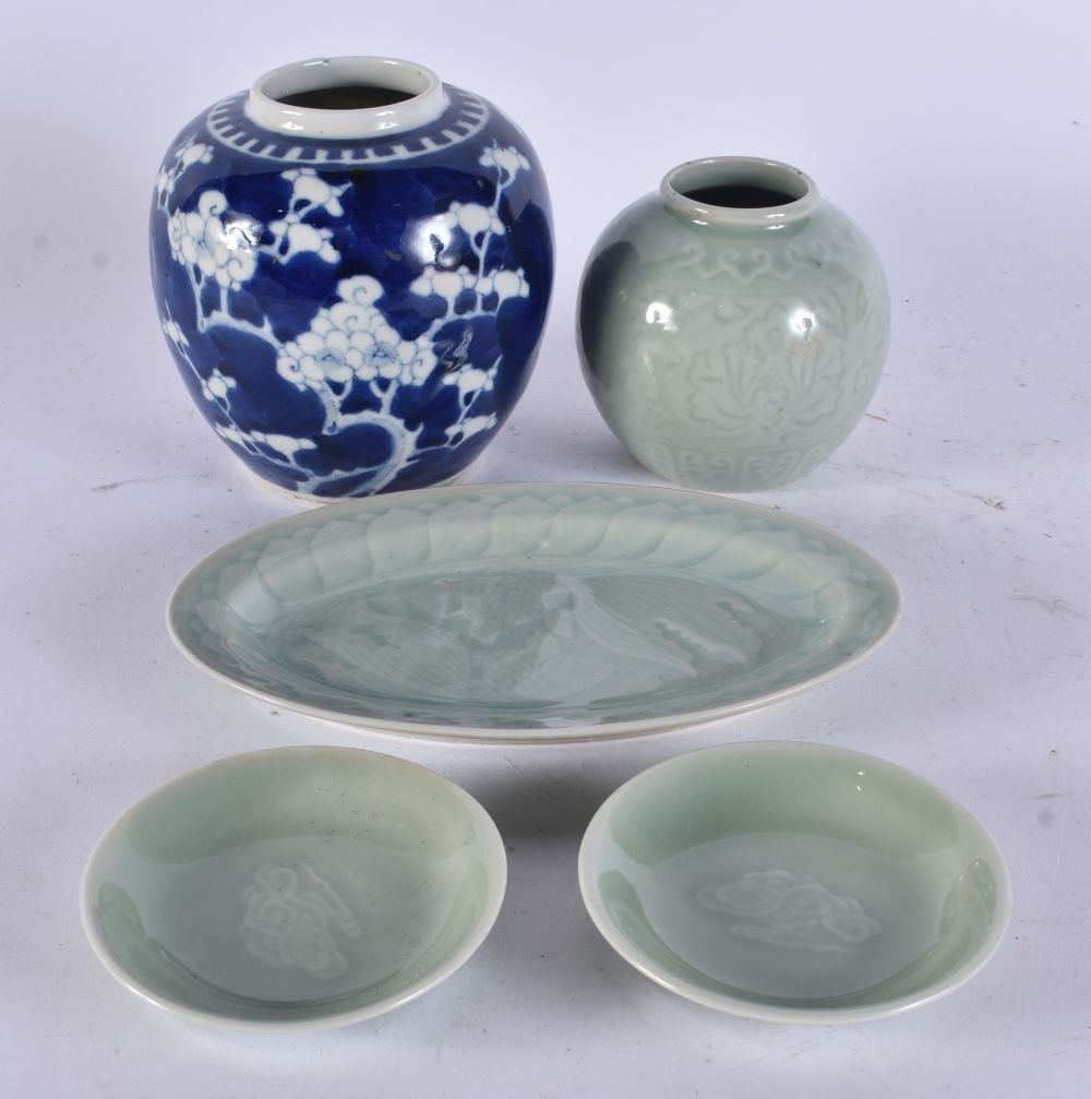 A 19TH CENTURY CHINESE BLUE AND WHITE PORCELAIN GINGER JAR bearing Kangxi marks to base, together wi: A 19TH CENTURY CHINESE BLUE AND WHITE PORCELAIN GINGER JAR bearing Kangxi marks to base, together with celadon wares. (4)