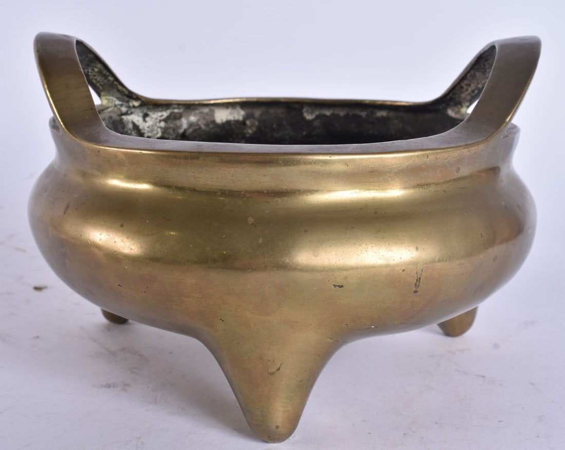 A 19TH CENTURY CHINESE TWIN HANDLED BRONZE CENSER bearing Xuande marks to base. 16 cm wide, internal (1 of 5)