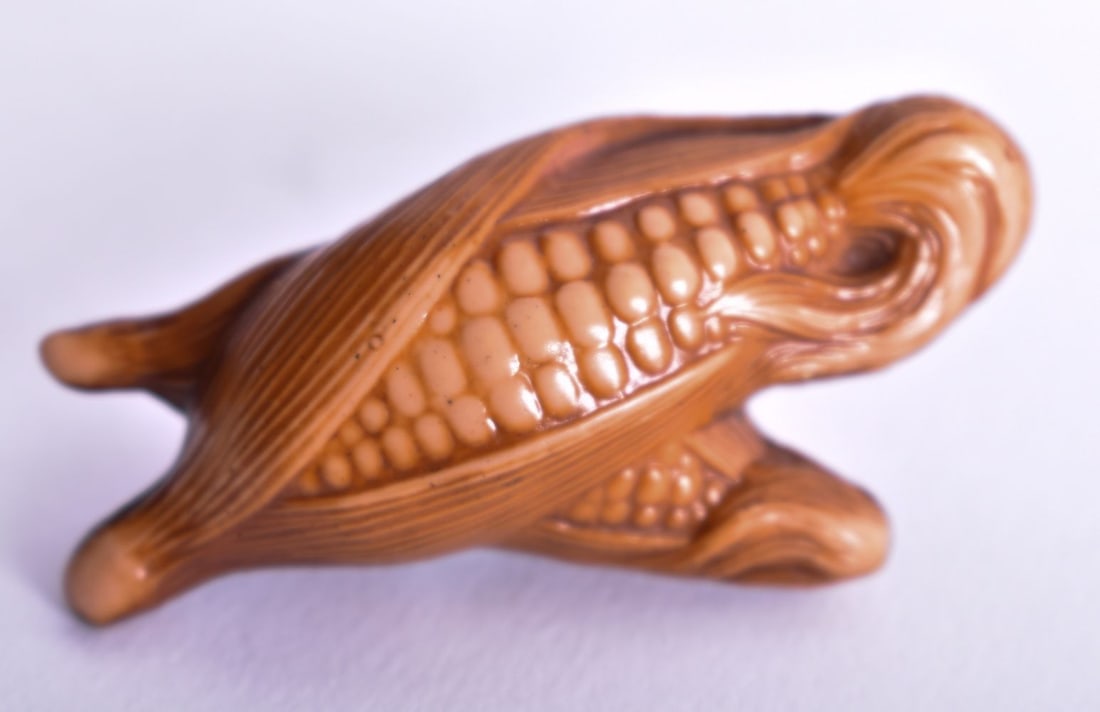 A JAPANESE SWEET CORN NETSUKE. 11.2 grams. 5.25 cm x 2.5 cm.: A JAPANESE SWEET CORN NETSUKE. 11.2 grams. 5.25 cm x 2.5 cm.