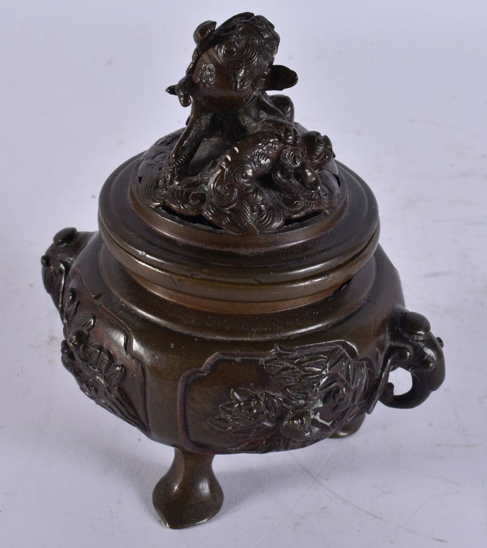 A 19TH CENTURY JAPANESE MEIJI PERIOD BRONZE CENSER AND COVER. 13 cm x 10 cm.: A 19TH CENTURY JAPANESE MEIJI PERIOD BRONZE CENSER AND COVER. 13 cm x 10 cm.