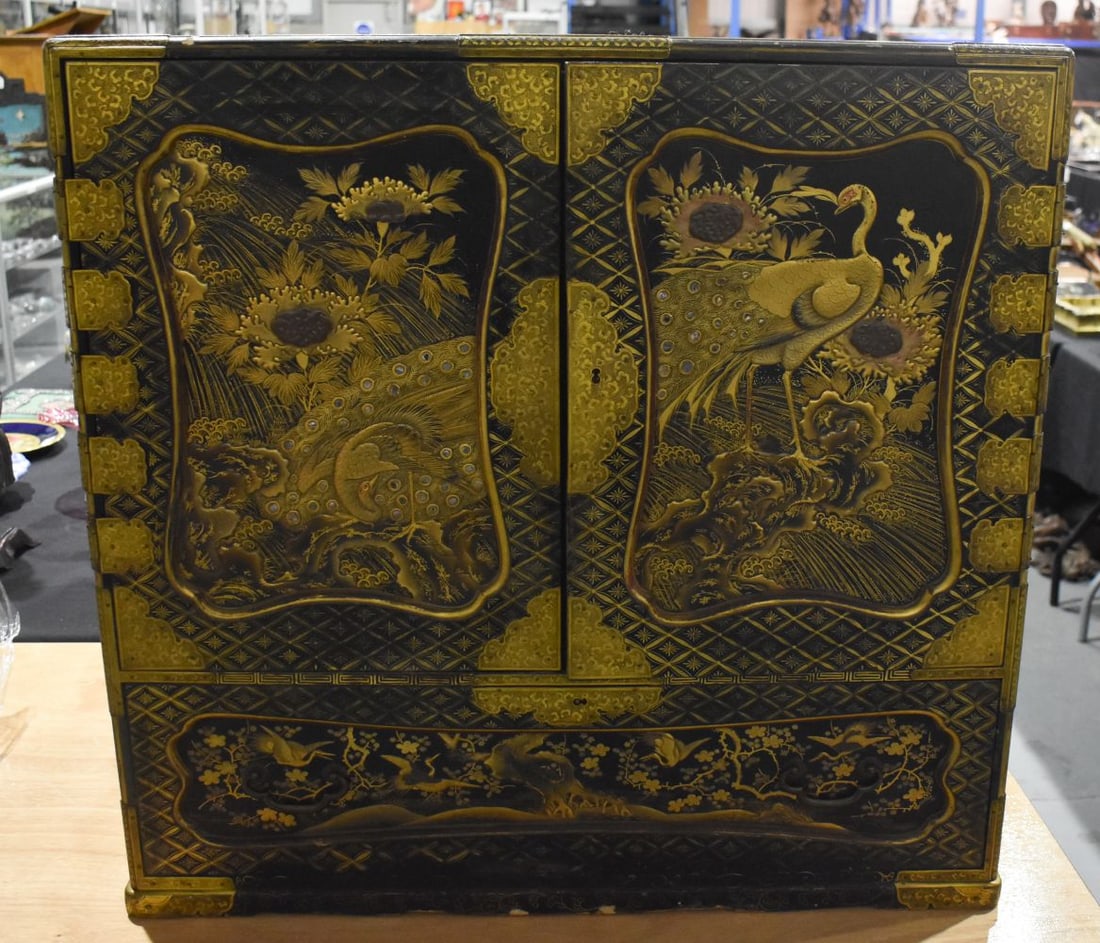 A FINE VERY LARGE 19TH CENTURY JAPANESE MEIJI PERIOD LACQUERED CABINET of beautiful quality, decorat (1 of 6)