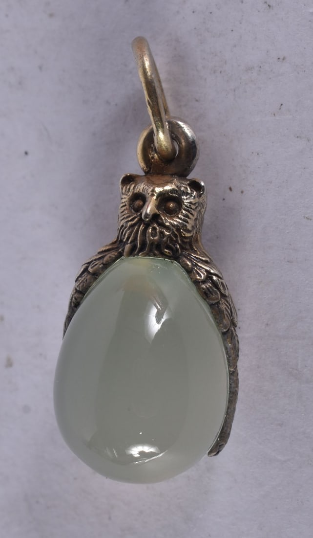 A Hardstone Pendant with a Continental Silver Owl Mount. Stamped 84. 2.5cm x 1.2cm x 1.2cm, weight 6 (1 of 3)