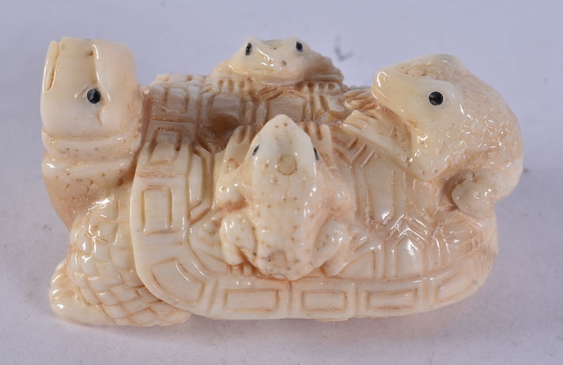 A Carved Figure of Three Frogs on a Turtle's Back. 3.1cm x 5.6cm x 3.6cm, weight 55g: A Carved Figure of Three Frogs on a Turtle's Back. 3.1cm x 5.6cm x 3.6cm, weight 55g