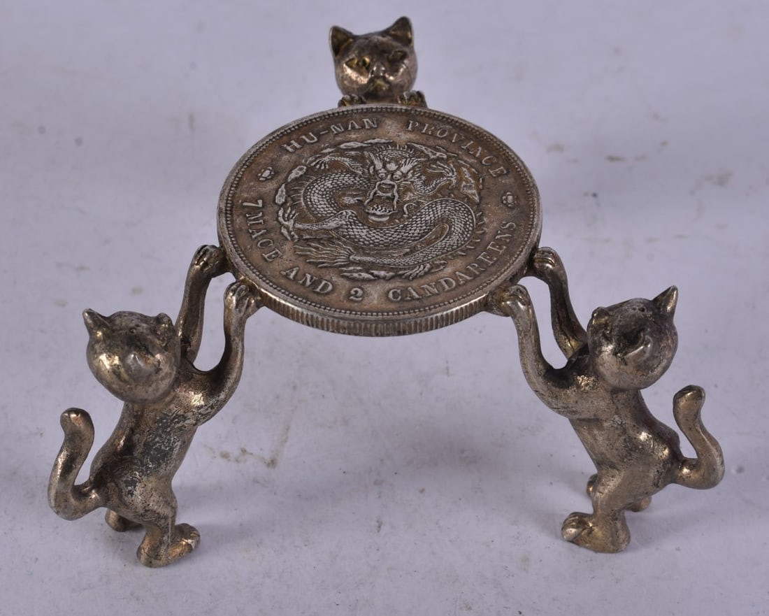 A Coin Stand supported by Cat Legs. 7.6cm x 3.9cm, weight 101g: A Coin Stand supported by Cat Legs. 7.6cm x 3.9cm, weight 101g