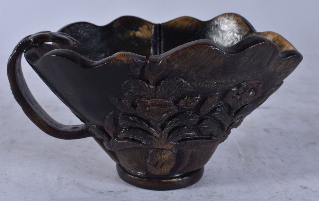 A LATE 19TH CENTURY CHINESE CARVED HORN LIBATION CUP decorated with flowers. 12 cm x 7 cm.: A LATE 19TH CENTURY CHINESE CARVED HORN LIBATION CUP decorated with flowers. 12 cm x 7 cm.