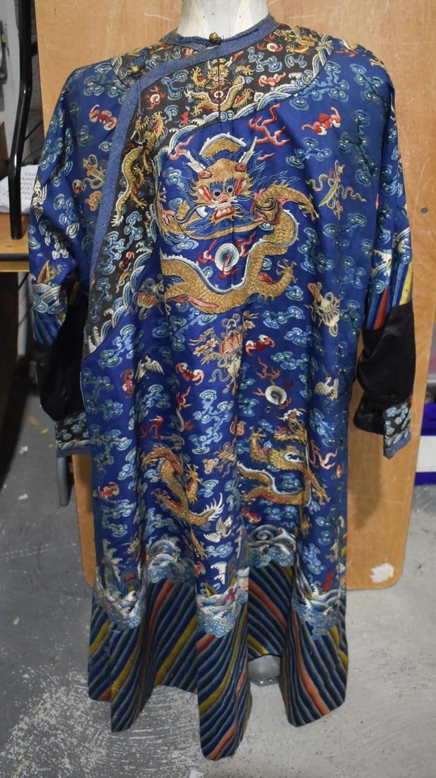 A GOOD 18TH/19TH CENTURY CHINESE SILK EMBROIDERED DRAGON ROBE Late Qianlong/Jiaqing. 135 cm x 150 cm (1 of 7)