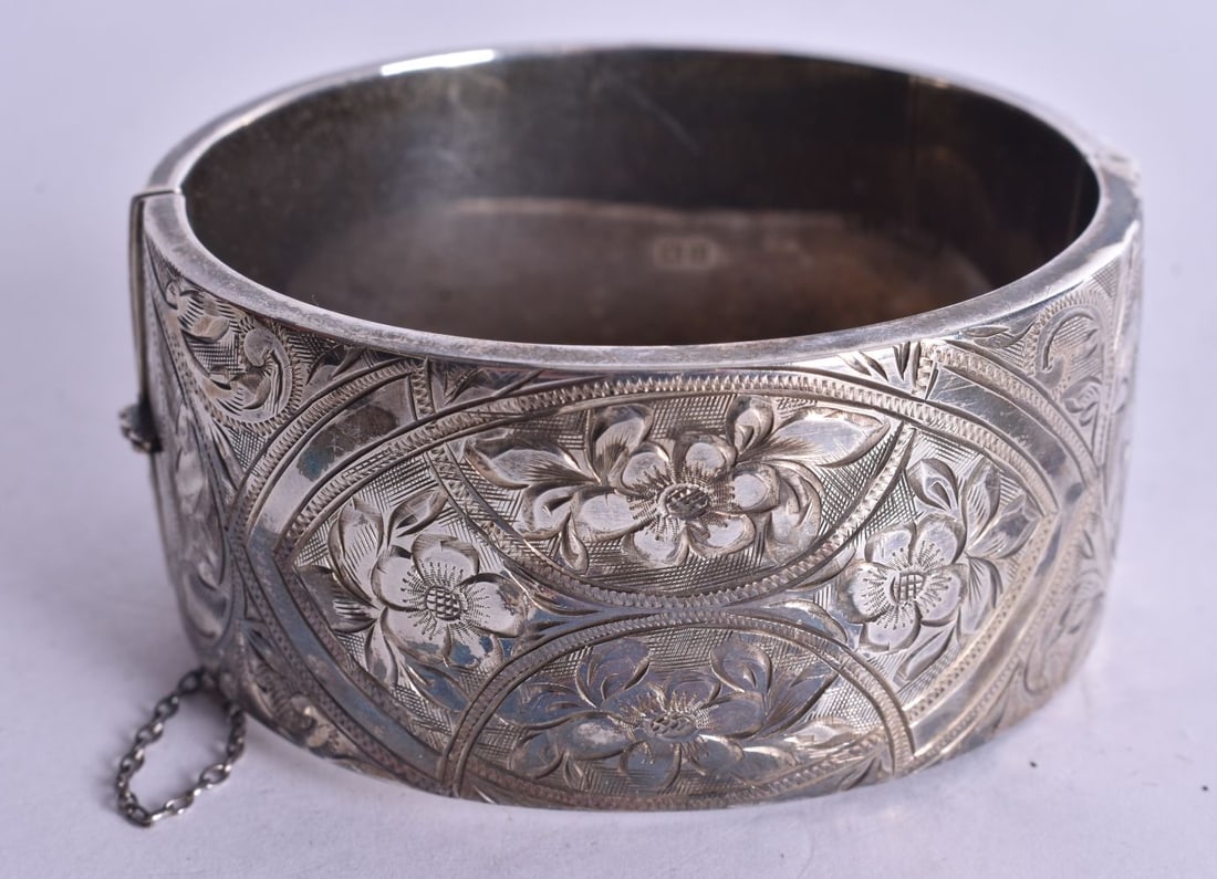 A Silver Bangle. Hallmarked Birmingham 1961 in original Retail Box. 20cm Diameter, weight 584.8g (1 of 3)