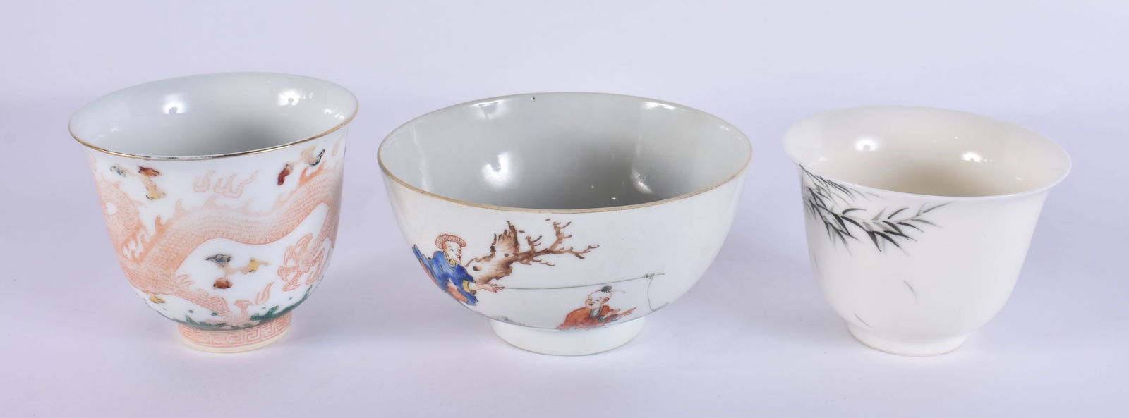 AN 18TH CENTURY CHINESE EXPORT FAMILLE ROSE PORCELAIN BOWL Qianlong, together with two teabowls. Lar (1 of 6)