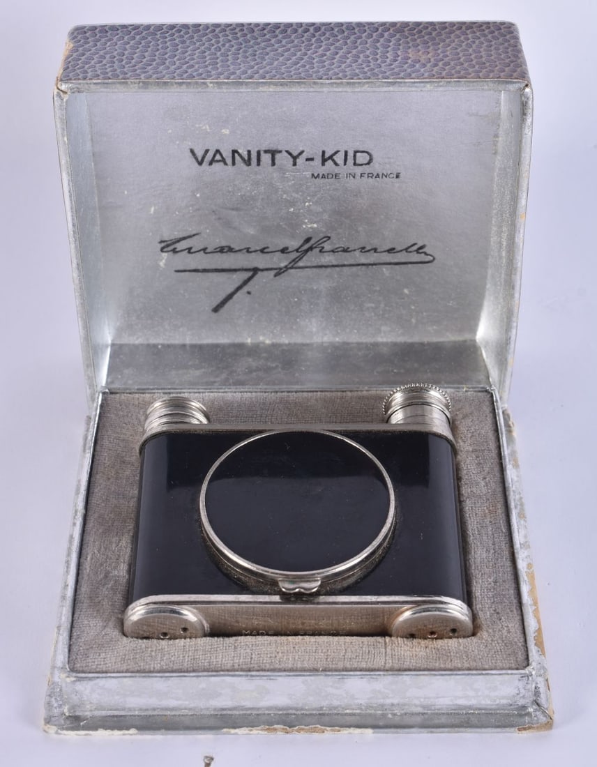 AN UNUSUAL FRENCH VANITY KID NOVELTY CAMERA COMPACT. 6.5 cm wide.: AN UNUSUAL FRENCH VANITY KID NOVELTY CAMERA COMPACT. 6.5 cm wide.