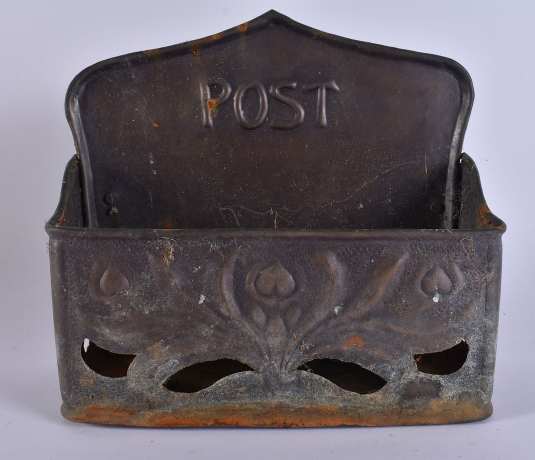 AN ART NOUVEAU ENGLISH COPPER POST TRAY. 23 cm x 23 cm. (1 of 4)