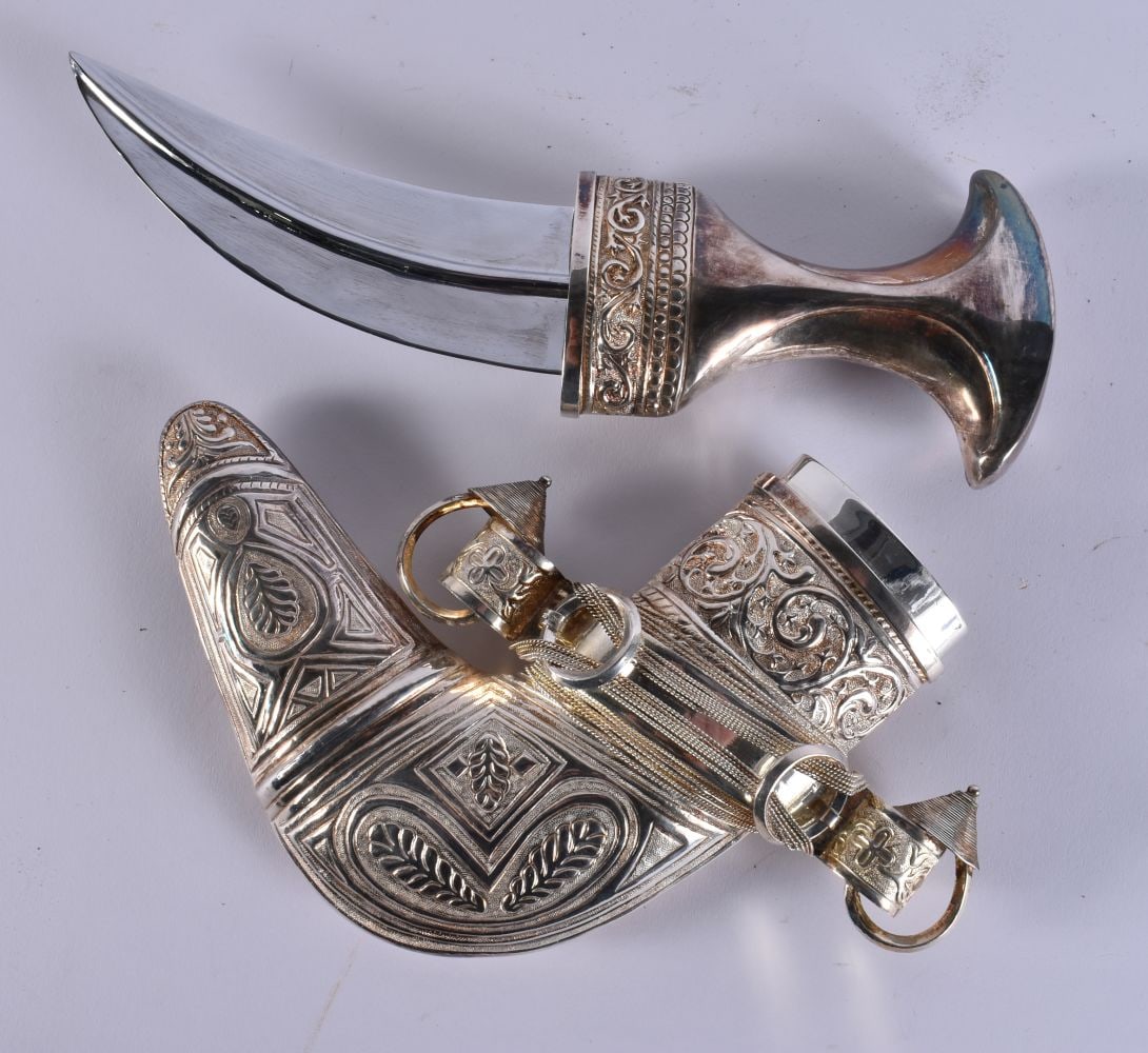A MIDDLE EASTERN OMANI SILVER CASED JAMBIYA DAGGER. 697 grams overall. 28 cm x 16 cm. (1 of 6)