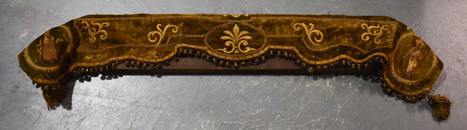 AN EARLY CONTINENTAL EMBROIDERED PELMET TAPESTRY HANGING. 162 cm x 30 cm. (1 of 6)