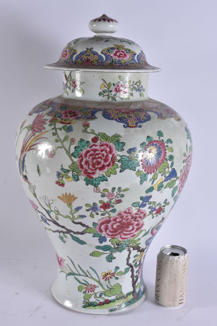 A LARGE 19TH CENTURY FRENCH SAMSONS OF PARIS VASE AND COVER modelled in the Chinese Qianlong style. (1 of 5)