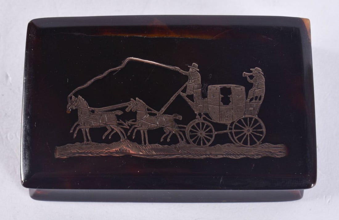 AN EARLY 19TH CENTURY ENGLISH GOLD INLAID TORTOISESHELL SNUFF BOX inlaid with a coaching scene. 6.75 (1 of 4)