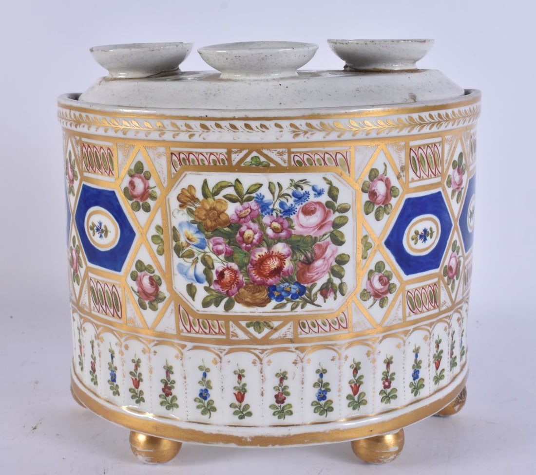 AN EARLY 19TH CENTURY PORCELAIN BOUGH POT AND COVER possibly Coalport. 21 cm x 18 cm. (1 of 5)