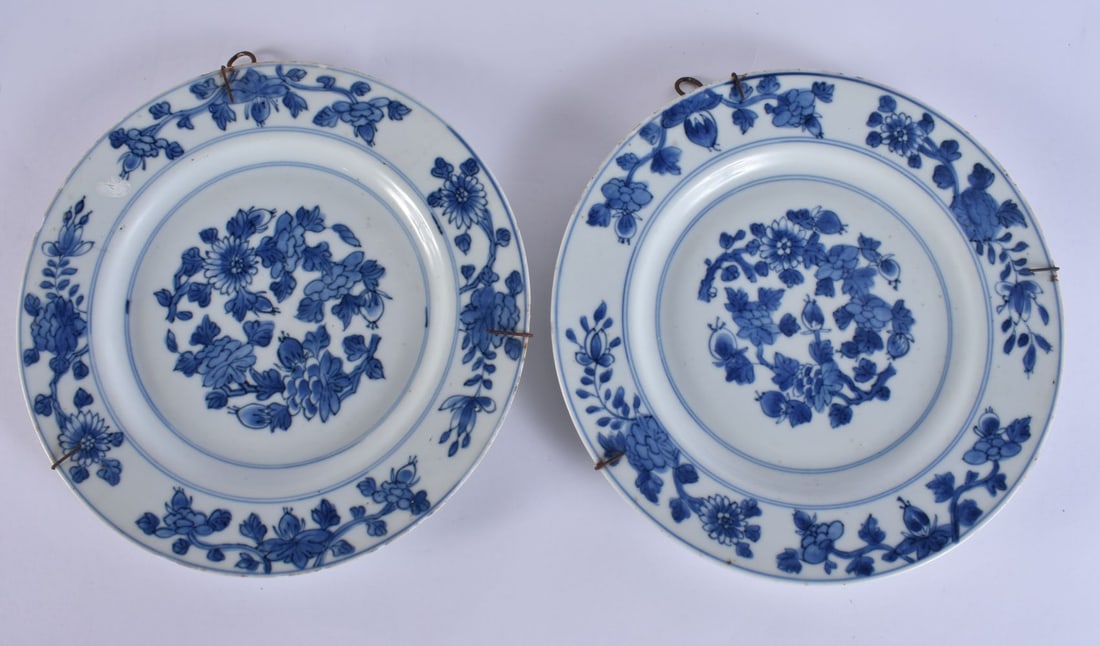 A PAIR OF 17TH/18TH CENTURY CHINESE BLUE AND WHITE PORCELAIN PLATES Kangxi/Yongzheng. 22 cm wide. (1 of 8)