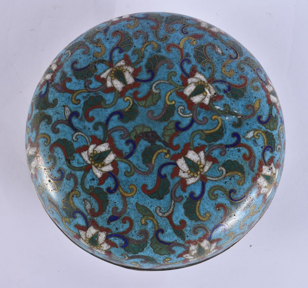 AN EARLY 19TH CENTURY CHINESE CLOISONNE ENAMEL BOX AND COVER Jiaqing, decorated with foliage and vin (1 of 7)